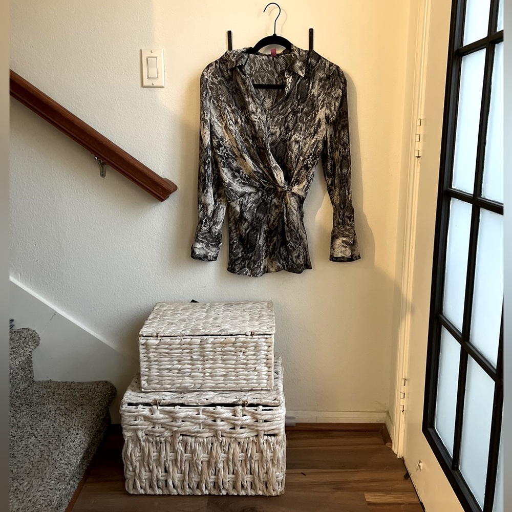 VINCE CAMUTO BLOUSE SNAKESKIN PRINT